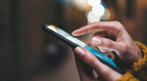 a person uses a phone to research will ai replace therapists